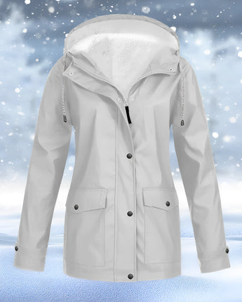 Silberne Damen-Winterparka in Größe 4XL mit wasserdichtem Material und einer Fellkapuze, die isoliert und stilvoll gestaltet ist. Die Jacke hat lange Ärmel und einen Knopfverschluss, was sie ideal für kalte Wetterbedingungen macht.